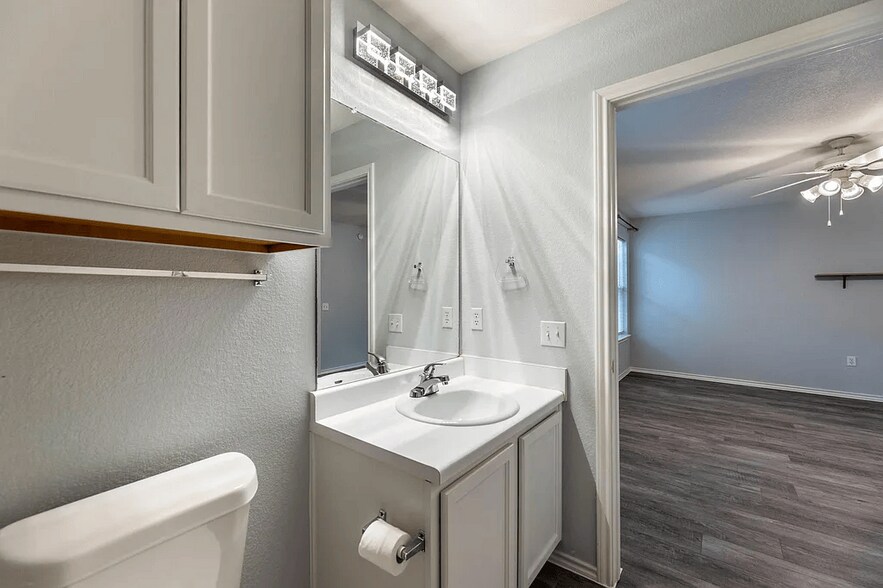 primary bath - 8719 Davis Oaks Trl