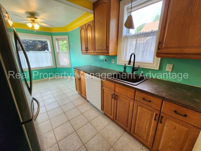 Building Photo - Ferndale Artistry with 2 Full Baths - Short Walk to Downtown Ferndale!
