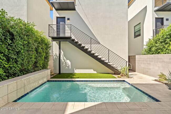 Building Photo - 6916 E 2nd St