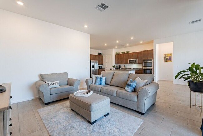 Building Photo - Bright & Spacious 4-Bed Home with 3-Car Ga...
