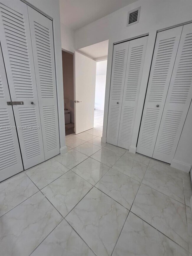 Building Photo - 3701 N Country Club Dr