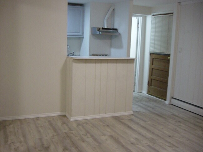 bar/counter - 283 Coronado St