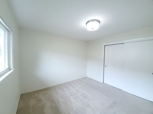 Building Photo - Lovely top floor condo unit; 2 bed/ 2 bath