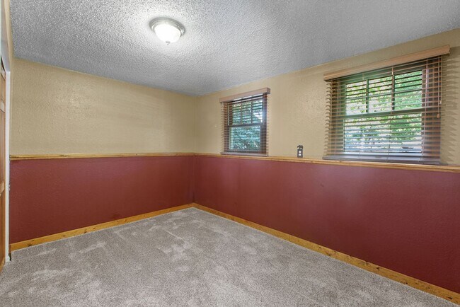 Building Photo - 4 bed, 2 bath, large yard available in Woo...