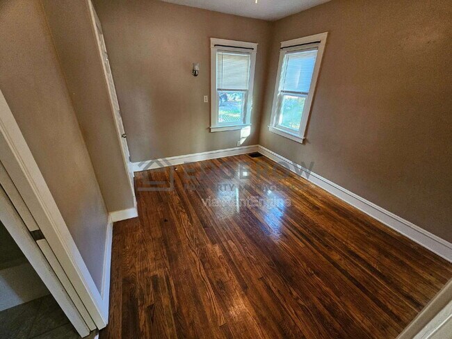 Building Photo - 1522 North Ave NE