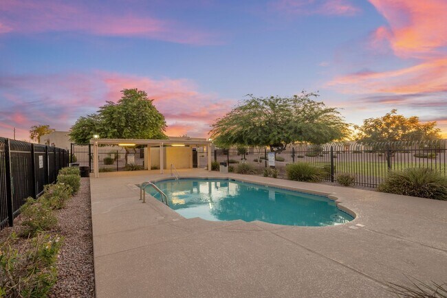 Building Photo - Beautiful 3 bedroom patio home with open f...