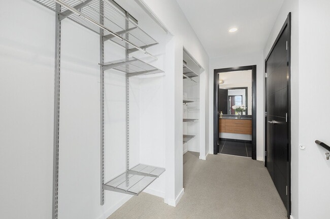 Building Photo - Spacious Judkins Park Townhouse- Parking-Lightrail