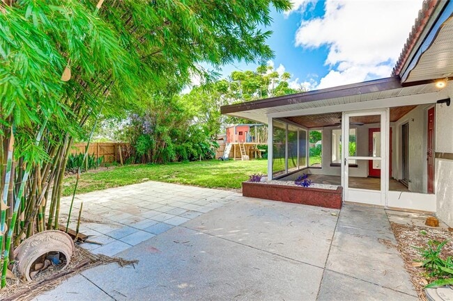 Building Photo - 2618 Valencia Dr