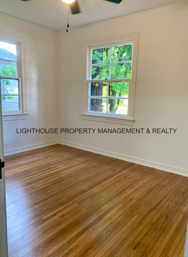 Building Photo - Renovated 2 Bed/2 Bath Home! Fantastic Loc...