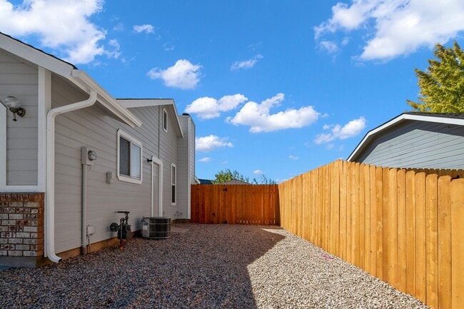 Building Photo - Lovely 3 Bedroom 2 Bath, 1350 Square Foot ...