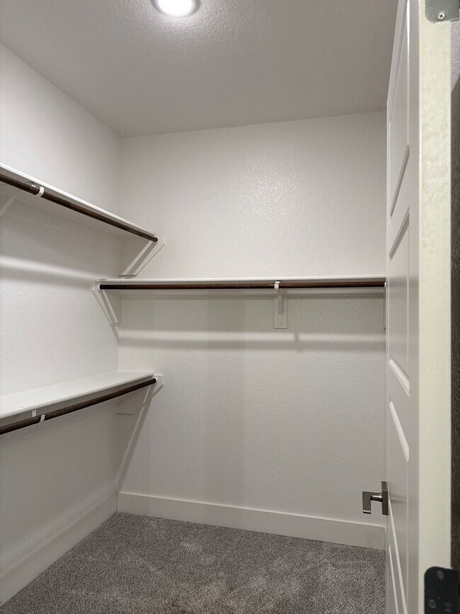 Building Photo - 3/2/2 MOVE IN SPECIALS -Great Location -