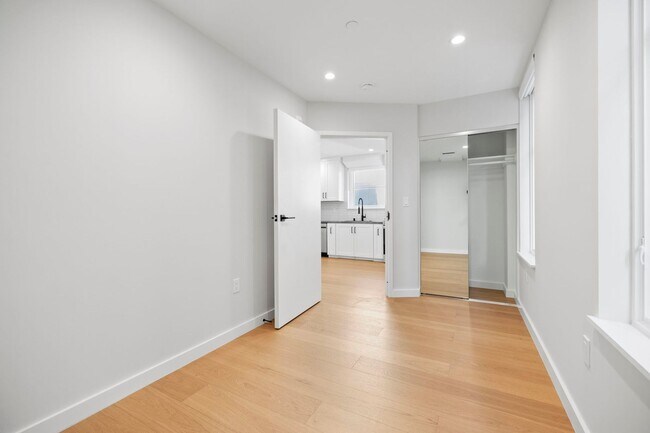 Building Photo - 693 Sutter St