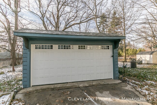 Building Photo - Charming 3 Bedroom Home