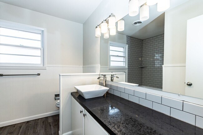 Building Photo - Large & Recently Updated!