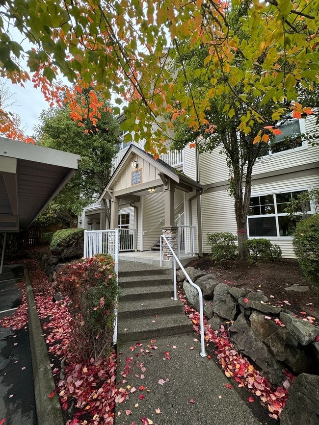 Building Photo - Enjoy Issaquah's Green Landscapes, W/S/G i...