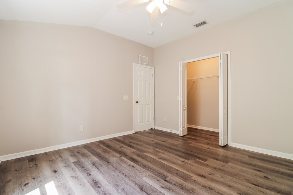 Building Photo - 10445 Meadow Spring Dr