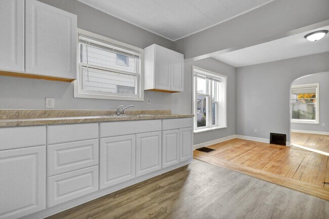 Building Photo - 405 E Hodge Ave