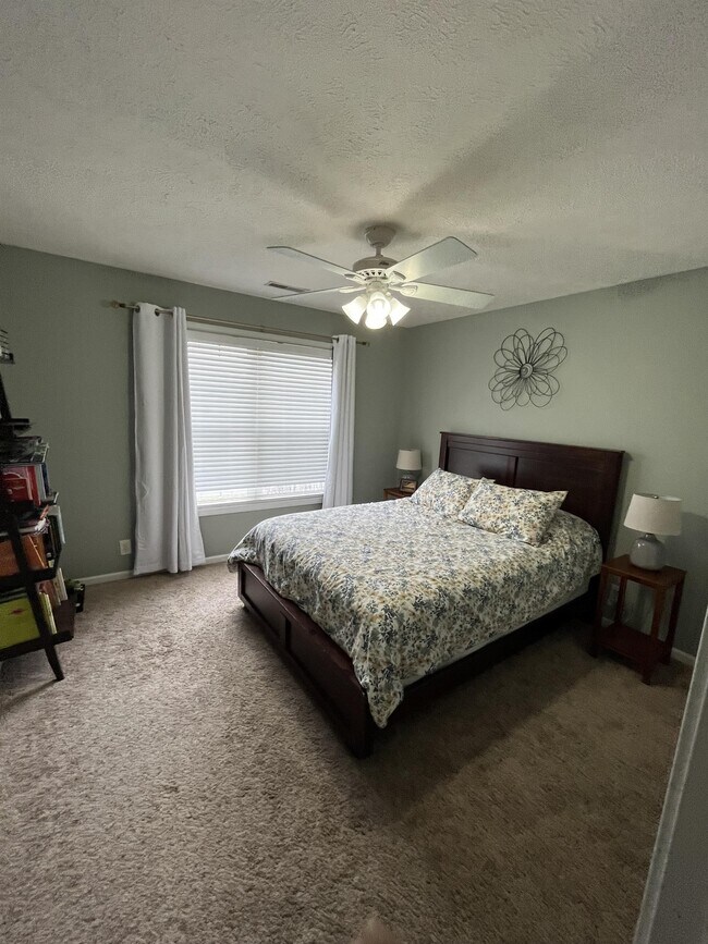 Building Photo - 652 Winding Bluff Way