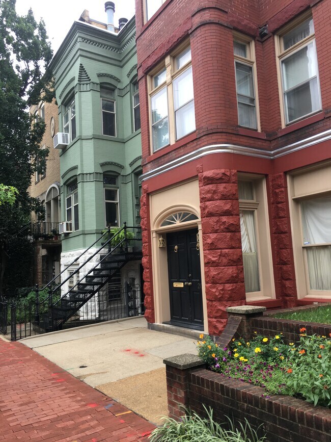 Building Photo - 219 C St NE