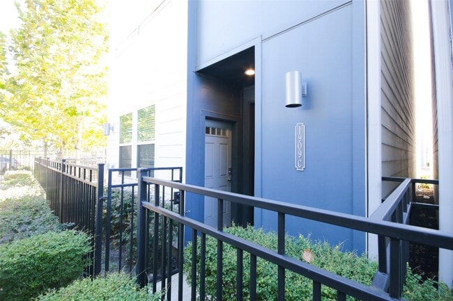 Building Photo - 1909 Maury St