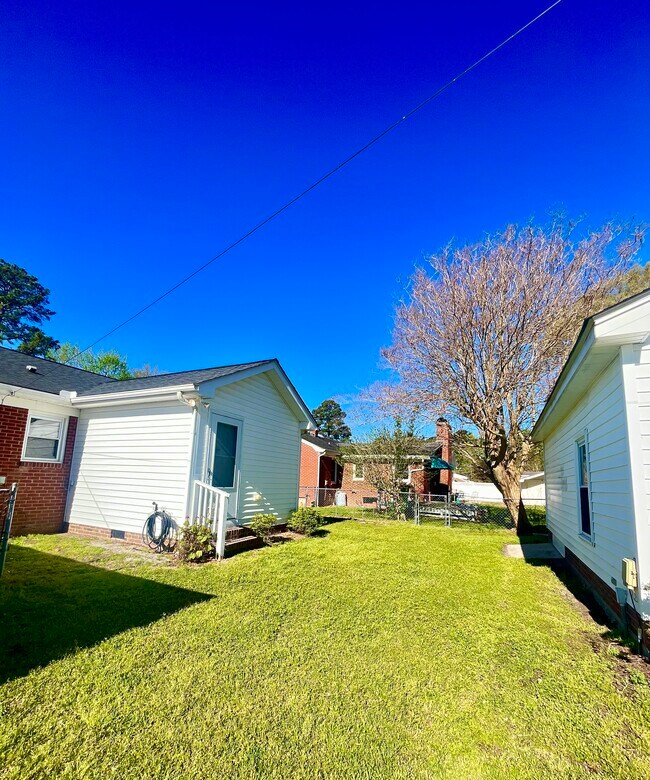 Building Photo - 2619 Crockett Dr