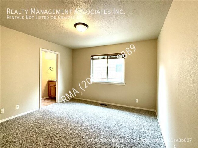 Building Photo - 2621 N Larchmont Ave