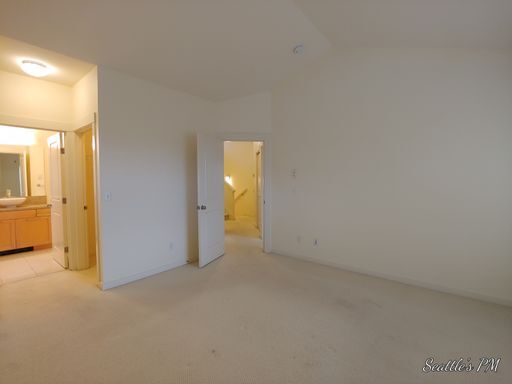 Building Photo - Beautiful 2 Bedroom Townhome in Issaquah- ...