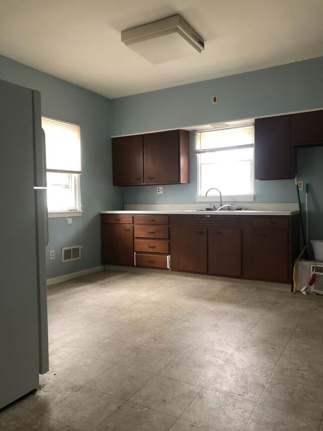 Building Photo - Cute 2 bedroom house next to park!