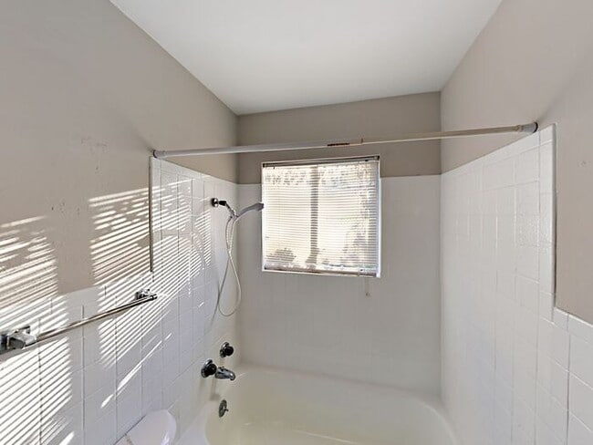 Building Photo - No Application Fees* $500 Off 1st months r...