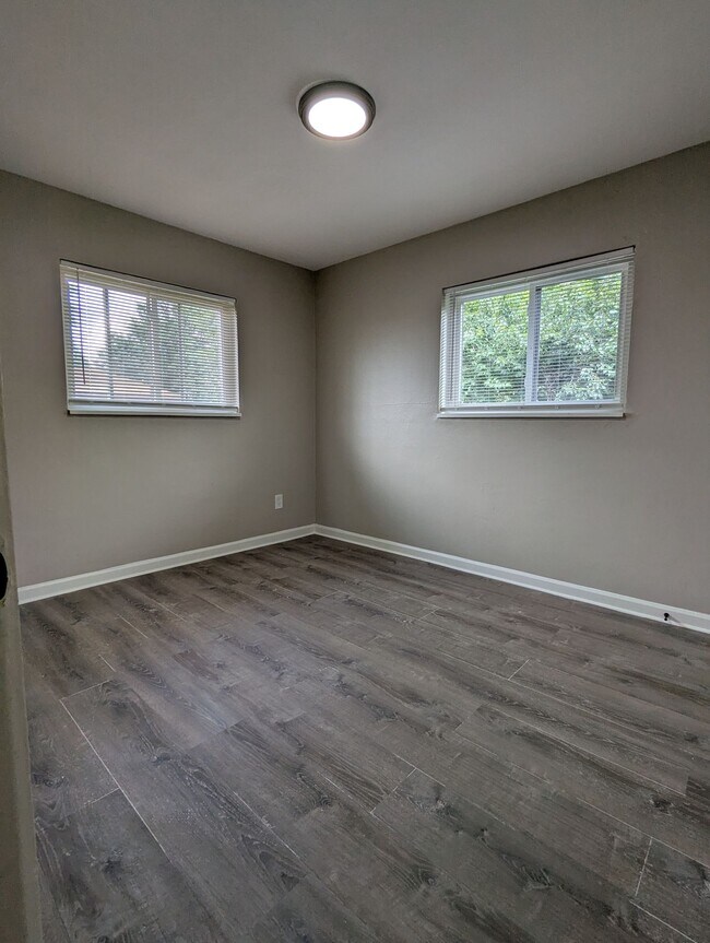 Building Photo - Beautiful, Fully Renovated 2 Bedroom in No...
