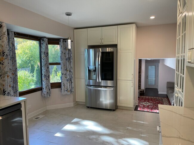 Building Photo - 1925 E Waverly Ln