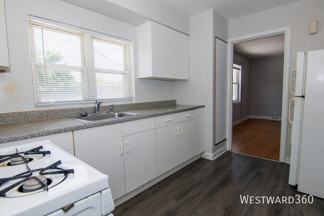 Building Photo - 1949 hickory-2E