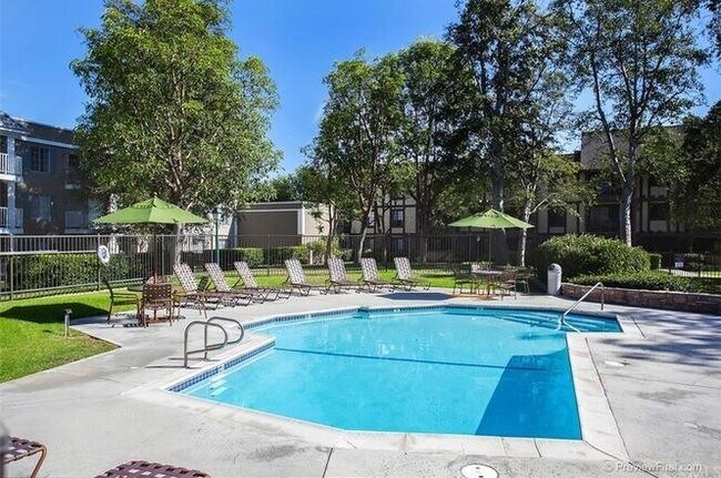 Building Photo - 2 Bedroom ~ Live in the Heart of South Coa...