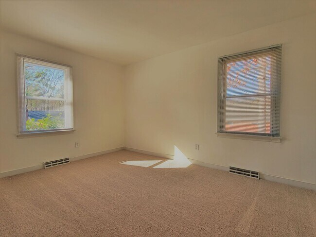 Building Photo - Well maintained large rancher on corner lo...