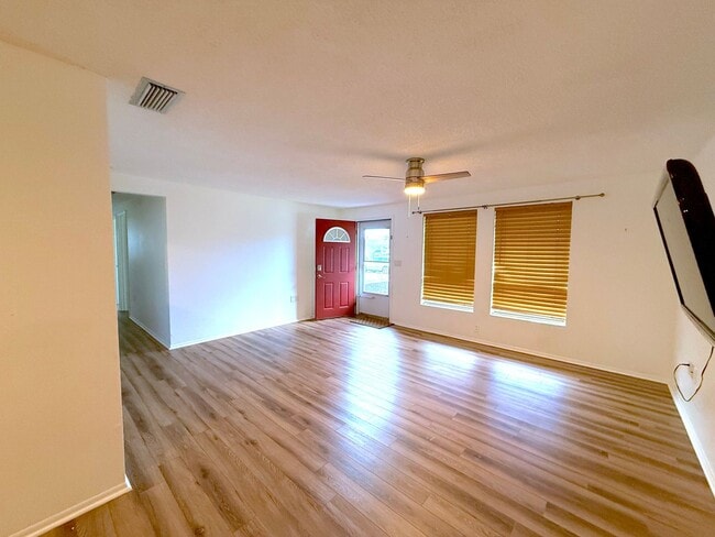 Building Photo - Charming 3-Bedroom, 2-Bath Home in the Hea...