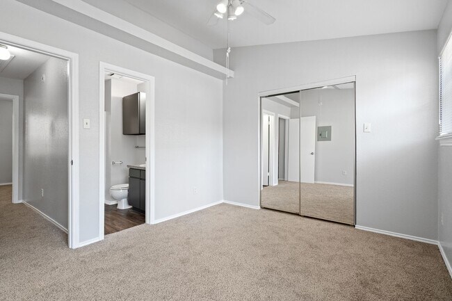 Building Photo - RIVER CROSSING TOWNHOME - 2BD -2.5BA - GRE...