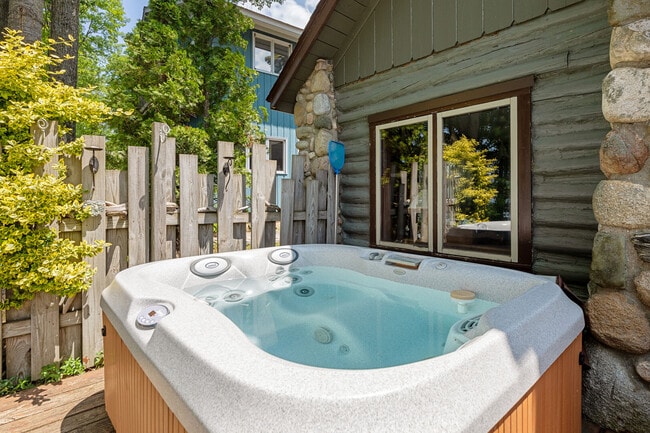 Building Photo - 843 N South Long Lake Rd