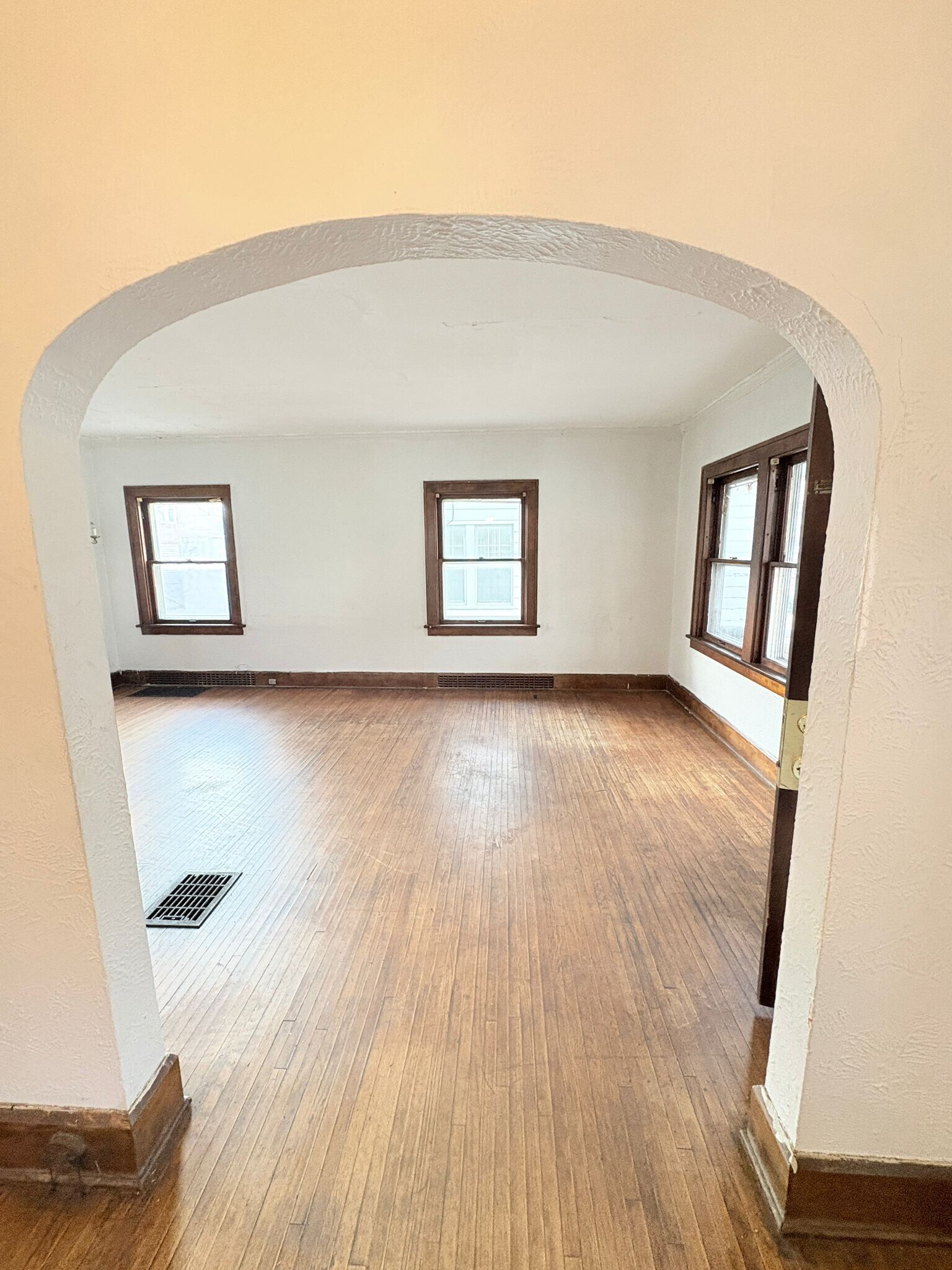 Building Photo - 1907 Oakwood Ave