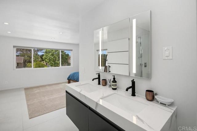 Building Photo - 6073 Avenida Chamnez