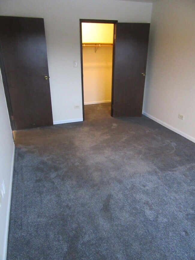 Building Photo - 135 Pickwick Dr