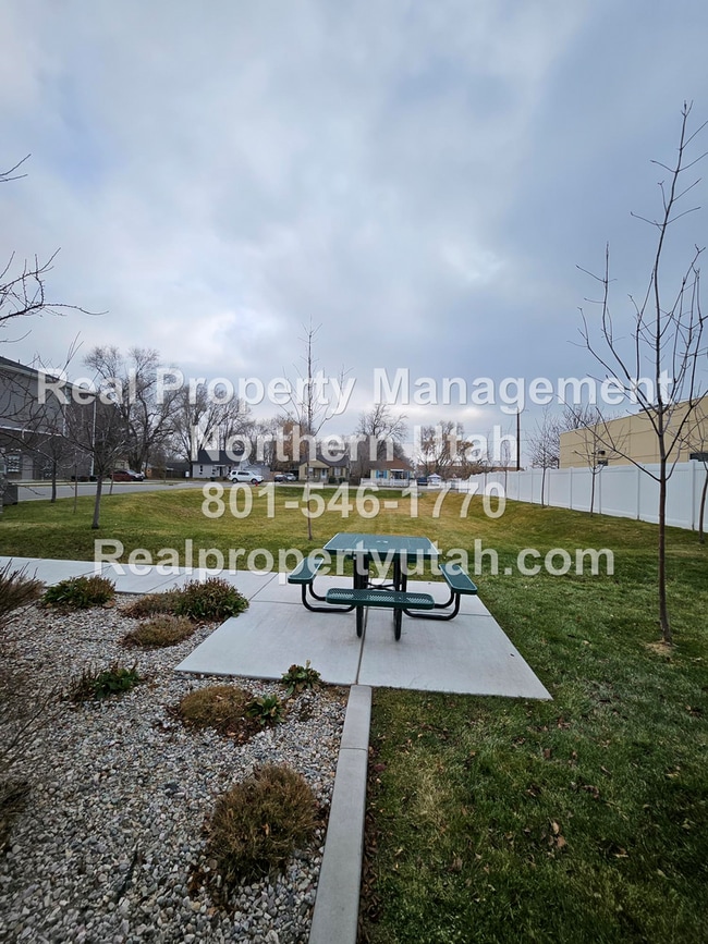 Building Photo - 2 Bedroom 2 Bath Top Level Apartment Avail...