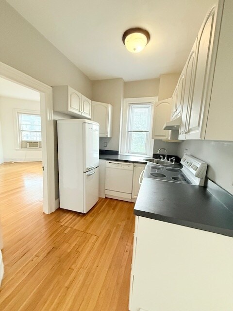 Building Photo - 369 Tappan St