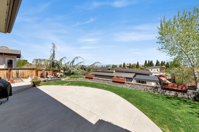 Building Photo - Upper Manzanita Home With City View