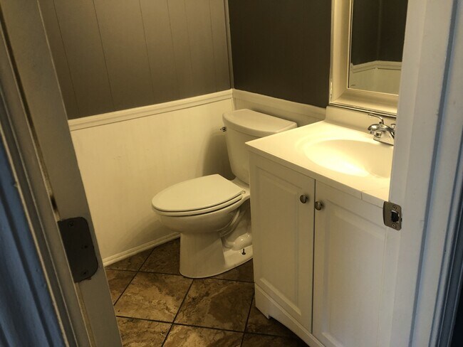 Building Photo - 222 Hedgewood Ct