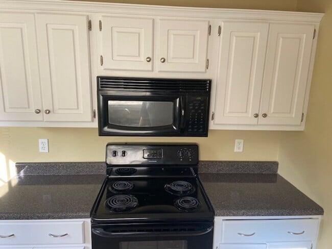 Building Photo - 3 Bed/2 Bath