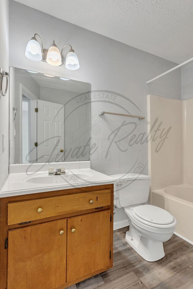 Building Photo - Three Bedroom, Two Level Duplex for Rent!