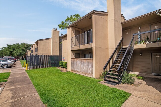 Primary Photo - 3300 Pebblebrook Dr