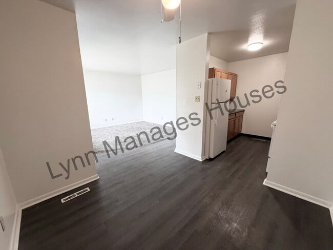 Building Photo - Main Level Three Bedroom Now Ready!