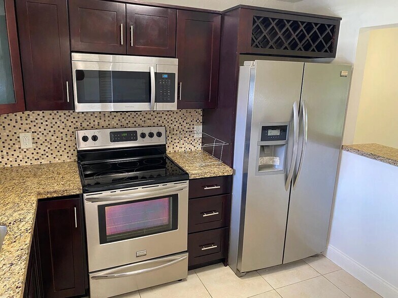 Building Photo - 21900 Lake Forest Cir