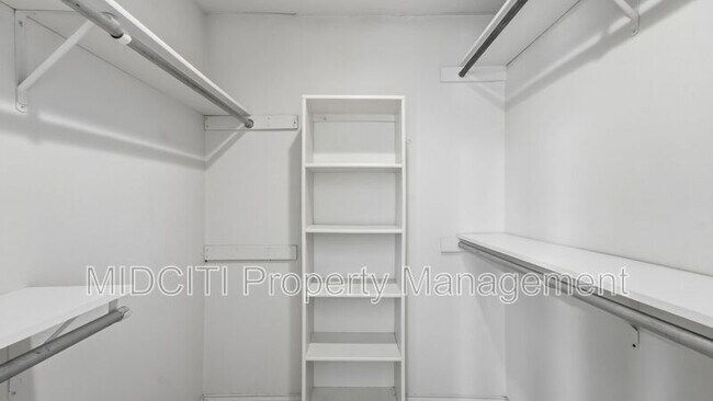 Building Photo - 1233 Hollyhock Ln